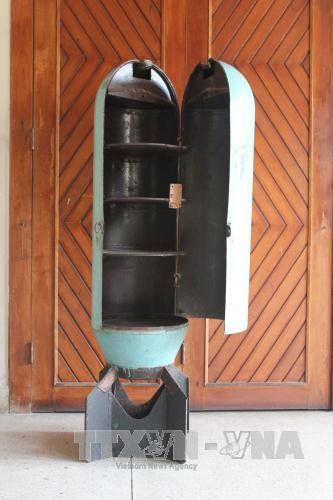 Chiếc tủ được làm bằng vỏ quả bom B52 được Mẹ Huỳnh Thị Ba (huyện Cần Giờ) gửi tặng Bảo tàng. Ảnh: TTXVN phát Chiếc tủ được làm bằng vỏ quả bom B52 được Mẹ Huỳnh Thị Ba (huyện Cần Giờ) gửi tặng Bảo tàng. Ảnh: TTXVN phát