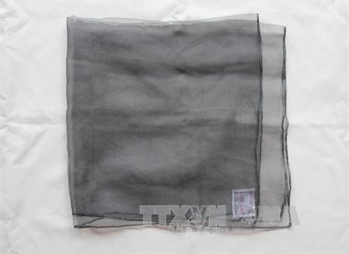 Kỷ vật "Chiếc khăn tang" của Mẹ Hồ Thị Há ngụ tại quận Bình Thạnh tặng Bảo tàng. Ảnh: TTXVN phát Kỷ vật "Chiếc khăn tang" của Mẹ Hồ Thị Há ngụ tại quận Bình Thạnh tặng Bảo tàng. Ảnh: TTXVN phát