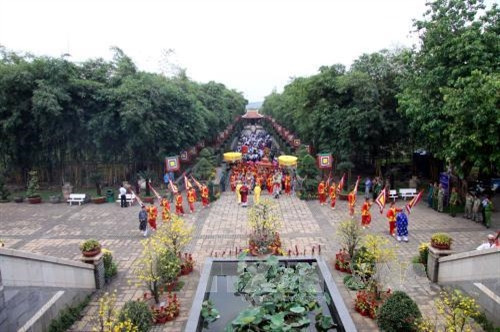 Nghi lễ dâng cúng bánh tét Quốc Tổ Hùng Vương. Ảnh: Thanh Vũ-TTXVN