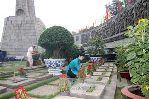 Lãnh đạo TP.HCM và Quân khu 7 thắp hương tưởng niệm các AHLS tại nghĩa trang liệt sĩ Thành phố. Ảnh: Thanh Vũ-TTXVN