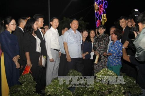 Đồng chí Đinh La Thăng, Bí thư Thành ủy Thành phố Hồ Chí Minh tham quan chợ hoa Bình Điền Ảnh: Thanh Vũ-TTXVN