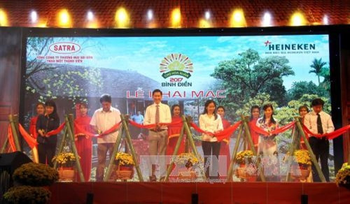 Phó Chủ tịch UBND Thành phố Hồ Chí Minh Trần Vĩnh Tuyến cùng lãnh đạo các sở ngành thành phố cắt băng khai mạc chợ hoa Bình Điền. Ảnh: Thanh Vũ-TTXVN