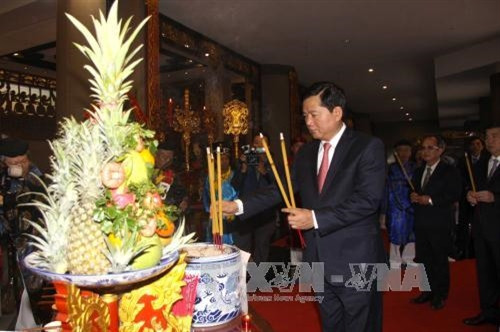 Bí thư Thành ủy TP.HCM Đinh La Thăng dâng hương tại lễ dâng cúng bánh tét Quốc Tổ Hùng Vương. Ảnh: Thanh Vũ-TTXVN