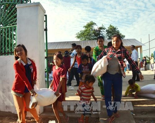 Niềm vui của bà con Việt kiều khi nhận được quà.Ảnh: Trần Chí Hùng-TTXVN