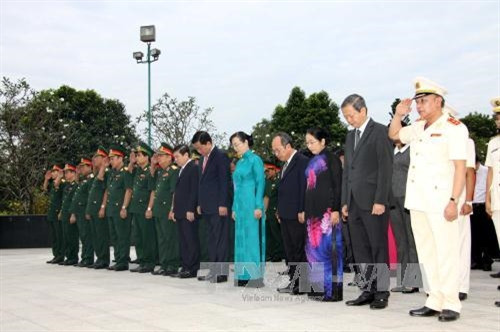 Đoàn lãnh đạo TP.HCM và Quân khu 7 tưởng niệm các Anh hùng Liệt sĩ. Ảnh: Thanh Vũ -TTXVN