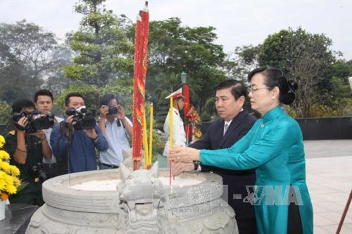 Chủ tịch UBND TP.HCM Nguyễn Thành Phong và Chủ tịch HĐND TP.HCM Nguyễn Thị Quyết Tâm thắp hương tưởng niệm các AHLS tại nghĩa trang liệt sĩ Thành phố. Ảnh: Thanh Vũ-TTXVN