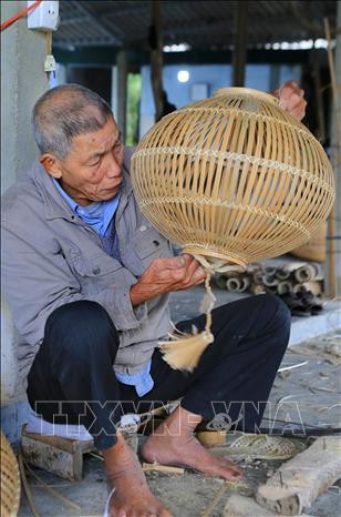 Các nghệ nhân làng nghề Bao La đang đan các sản phẩm mây, tre. Ảnh: Hồ Cầu-TTXVN Các nghệ nhân làng nghề Bao La đang đan các sản phẩm mây, tre. Ảnh: Hồ Cầu-TTXVN