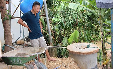 Vì nguồn nước bẩn, nên gia đình anh Nguyễn Văn Nam - thôn 1 thị trấn Đăk Rve đang đào giếng để sử dụng. Ảnh: baokontum.com.vn Vì nguồn nước bẩn, nên gia đình anh Nguyễn Văn Nam - thôn 1 thị trấn Đăk Rve đang đào giếng để sử dụng. Ảnh: baokontum.com.vn