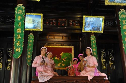 Các quy định về quy mô dàn nhạc, cách thức diễn xướng, nội dung bài bản... của Nhã nhạc đều rất chặt chẽ, phản ánh tính quy củ qua các định chế thẩm mỹ rất cao, có khả năng phản ánh tư tưởng, quan niệm triết lý của chế độ quân chủ đương thời Các quy định về quy mô dàn nhạc, cách thức diễn xướng, nội dung bài bản... của Nhã nhạc đều rất chặt chẽ, phản ánh tính quy củ qua các định chế thẩm mỹ rất cao, có khả năng phản ánh tư tưởng, quan niệm triết lý của chế độ quân chủ đương thời