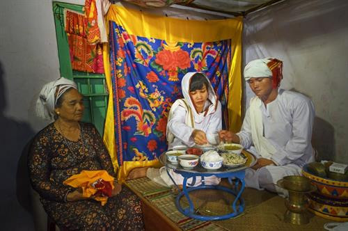 Lễ cuới Chăm Bà ni có 5 đứa trẻ, mặc bộ áo truyền thống màu trắng gọi là “Anak là con” để chứng giám cuộc hôn nhân và mang lễ vật Cô dâu Chú rể với bộ y phục cho lễ cưới toàn màu trắng tiến vào hành lễ trong rạp lễ Bắt đầu lễ các vị tu sĩ làm lễ đốt trầm hương. Sư Cả (Po Gru), đọc kinh Koran xin phép với vị thánh Alla. Những người thân của cô dâu chú rể cầu nguyện thánh Alla ban phước lành cho cô dâu và chú rể Chú rể, cô dâu lần lượt lạy tạ Sư Cả và các giáo sĩ - tục lệ khi lạy tấm khăn trắng trùm dưới 2 chân bằng khăn đội đầu của cô dâu Cô dâu được đưa về phòng the trước để thầy Chang (Po Car) đọc thần chú làm phép dưới đôi gối nằm Thầy Chang đọc thần chú làm phép nhẫn cưới trong lòng bàn tay của cô dâu, rồi đeo nhẫn cho cô dâu sau khi cô dâu trả lời với thầy Chang là đồng ý cuộc hôn nhân Chú rễ ở lại trong rạp lễ Kajang likhah được sư Cả đọc kinh Koran và các giáo sĩ làm phép trao nhẫn cưới Thầy Chang cầm tay chú rể dẫn đến với cô dâu. Hai giáo sĩ đi trước, chú rể đi sau và những em bé “Anak là con” Trong phòng the vị tu sĩ đặt tay chú rể được vào bàn tay cô dâu làm phép rửa tội cầu phúc Người vợ lấy một miếng trầu cau bỏ vào miệng chồng như ý bảo rằng từ nay nàng sẽ lo cho chàng đầy đủ sự ăn uống Trong thời gian 3 ngày đêm đầu vợ chồng phải sinh hoạt ăn uống trong phòng và có người ngồi giám sát Lễ cuới Chăm Bà ni có 5 đứa trẻ, mặc bộ áo truyền thống màu trắng gọi là “Anak là con” để chứng giám cuộc hôn nhân và mang lễ vật Cô dâu Chú rể với bộ y phục cho lễ cưới toàn màu trắng tiến vào hành lễ trong rạp lễ Bắt đầu lễ các vị tu sĩ làm lễ đốt trầm hương. Sư Cả (Po Gru), đọc kinh Koran xin phép với vị thánh Alla. Những người thân của cô dâu chú rể cầu nguyện thánh Alla ban phước lành cho cô dâu và chú rể Chú rể, cô dâu lần lượt lạy tạ Sư Cả và các giáo sĩ - tục lệ khi lạy tấm khăn trắng trùm dưới 2 chân bằng khăn đội đầu của cô dâu Cô dâu được đưa về phòng the trước để thầy Chang (Po Car) đọc thần chú làm phép dưới đôi gối nằm Thầy Chang đọc thần chú làm phép nhẫn cưới trong lòng bàn tay của cô dâu, rồi đeo nhẫn cho cô dâu sau khi cô dâu trả lời với thầy Chang là đồng ý cuộc hôn nhân Chú rễ ở lại trong rạp lễ Kajang likhah được sư Cả đọc kinh Koran và các giáo sĩ làm phép trao nhẫn cưới Thầy Chang cầm tay chú rể dẫn đến với cô dâu. Hai giáo sĩ đi trước, chú rể đi sau và những em bé “Anak là con” Trong phòng the vị tu sĩ đặt tay chú rể được vào bàn tay cô dâu làm phép rửa tội cầu phúc Người vợ lấy một miếng trầu cau bỏ vào miệng chồng như ý bảo rằng từ nay nàng sẽ lo cho chàng đầy đủ sự ăn uống Trong thời gian 3 ngày đêm đầu vợ chồng phải sinh hoạt ăn uống trong phòng và có người ngồi giám sát