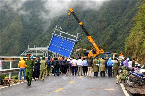 Lực lượng chức năng tiến hành cưỡng chế lều, quán xây dựng lấn chiếm hành lang trên đèo Hoàng Liên Sơn. Ảnh: TTXVN Lực lượng chức năng tiến hành cưỡng chế lều, quán xây dựng lấn chiếm hành lang trên đèo Hoàng Liên Sơn. Ảnh: TTXVN