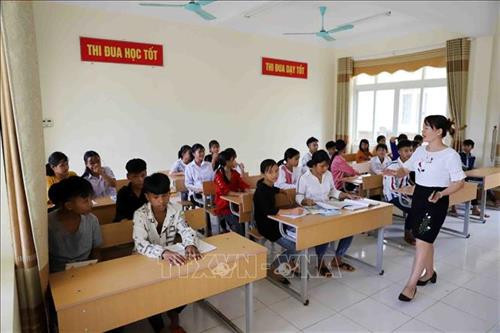 Con em dân tộc Mảng hiện được đến trường học hành đầy đủ và được Nhà nước trợ cấp. Ảnh: Công Tuyên-TTXVN Con em dân tộc Mảng hiện được đến trường học hành đầy đủ và được Nhà nước trợ cấp. Ảnh: Công Tuyên-TTXVN