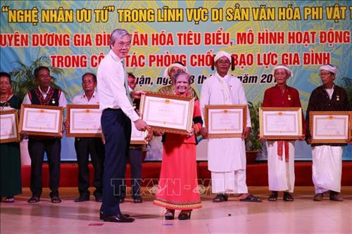 Phó Chủ tịch UBND tỉnh Ninh Thuận Lê Văn Bình trao danh hiệu vinh dự Nhà nước “Nghệ nhân ưu tú” cho nghệ nhân Mẫu Thị Bích Phanh, người có nhiều đóng góp trong lĩnh vực tiếng nói và chữ viết dân tộc Raglai. Ảnh: Nguyễn Thành – TTXVN