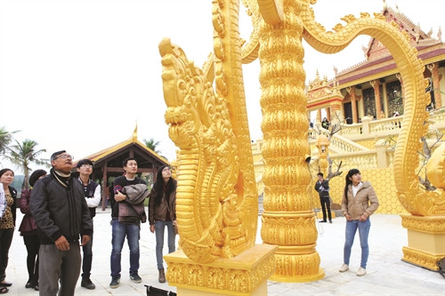 Nghệ nhân Lý Lết giới thiệu những họa tiết, hoa văn trang trí trong chùa Khmer với các bạn trẻ