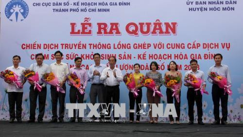 Ban tổ chức tặng hoa động viên 12 xã, thị trấn của huyện Hóc Môn ra quân Chiến dịch năm 2018. Ảnh: Tiến Lực – TTXVN