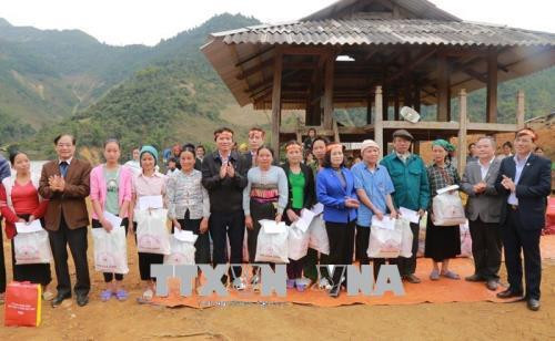 Ủy ban Trung ương MTTQ Việt Nam, Tỉnh ủy, Ủy ban MTTQ tỉnh Hòa Bình và huyện Đà Bắc tặng quà tết cho các hộ gia đình chính sách trên địa bàn xã Đồng Nghê. Ảnh : Vũ Thị Hà- TTXVN Ủy ban Trung ương MTTQ Việt Nam, Tỉnh ủy, Ủy ban MTTQ tỉnh Hòa Bình và huyện Đà Bắc tặng quà tết cho các hộ gia đình chính sách trên địa bàn xã Đồng Nghê. Ảnh : Vũ Thị Hà- TTXVN