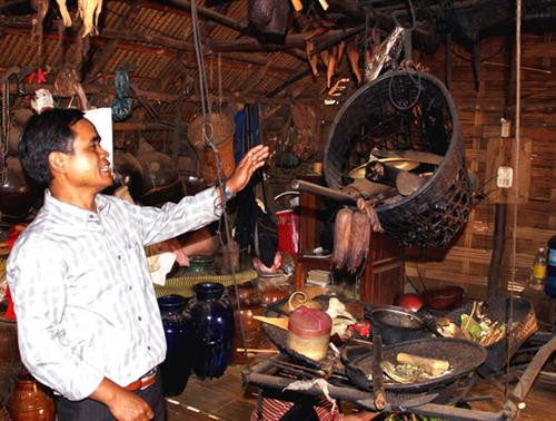 “Nào” - nơi thiêng của nhà Dài, để chiêng, ché quý. “Đor” - nơi hong lúa, bắp. Lễ làm rượu cần đãi khách. Trong không gian nhà Dài người Mạ. Bà Ka Dít với sản vật của núi rừng chuẩn bị đãi khách. Khung nhà Dài làm bằng gỗ, sàn lát tre, mái trong bằng lá mây rừng ngoài lợp tranh. Sinh hoạt hằng ngày của người Mạ bên nhà Dài. Già làng K’Diệp cùng trảy bắp với lũ trẻ trong làng. Bà cháu Giã lúa chày đôi. Bên nếp cửa nhà Dài.