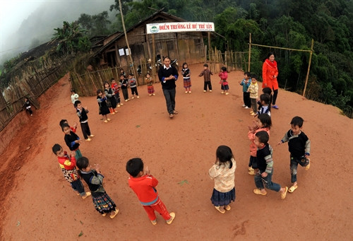 Lớp mầm non của thầy Cứ A Giàng có 29 học sinh phải học nhờ ở lớp tiểu học