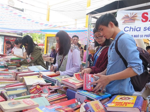 Độc giả tham quan, lựa chọn sách trong các gian hàng trưng bày tại Ngày hội sách cũ, ngày 05/3/2017