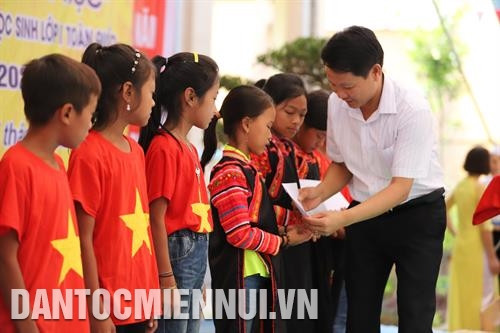 Hướng dẫn học sinh dân tộc làm đèn ông sao nhân dịp Tết Trung thu. Ảnh: An Thành Đạt Chính quyền và các tổ chức đoàn thể trong huyện quan tâm, tặng quà cho học sinh dân tộc thiểu số nghèo, có hoàn cảnh khó khăn. Ảnh: An Thành Đạt Các em học sinh vùng cao Mường Tè giờ đã yên tâm xuống núi học chữ. Ảnh: An Thành Đạt