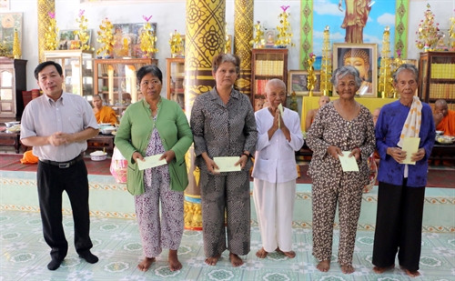 Ban Chỉ đạo Tây Nam bộ tặng quà tết Chôl Chnăm Thmây cho các hộ Khmer có hoàn cảnh khó khăn. Ảnh: Phạm Minh Tuấn - TTXVN