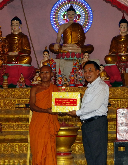 Đại diện Ban Chỉ đạo Tây Nam Bộ thăm và chúc mừng Tết Chôl Chnăm Thmây tại một số điểm chùa và các hộ dân tộc Khmer nghèo trên địa bàn tỉnh Hậu Giang. Ảnh: Duy Khương- TTXVN