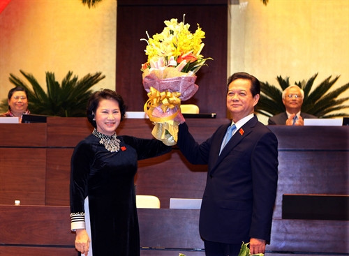 Chủ tịch Quốc hội Nguyễn Thị Kim Ngân tặng hoa Thủ tướng Nguyễn Tấn Dũng sau khi được Quốc hội thông qua Nghị quyết miễn nhiệm chức vụ Thủ tướng Chính phủ. Ảnh: Nguyễn Dân - TTXVN