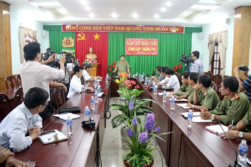 Công an tỉnh Bình Thuận tổ chức gặp gỡ báo chí để cung cấp thông tin chính thức về vụ án đặt biệt nghiêm trọng bắt cóc trẻ em tại huyện Tuy Phong. Ảnh: Nguyễn Thanh - TTXVN Công an tỉnh Bình Thuận tổ chức gặp gỡ báo chí để cung cấp thông tin chính thức về vụ án đặt biệt nghiêm trọng bắt cóc trẻ em tại huyện Tuy Phong. Ảnh: Nguyễn Thanh - TTXVN