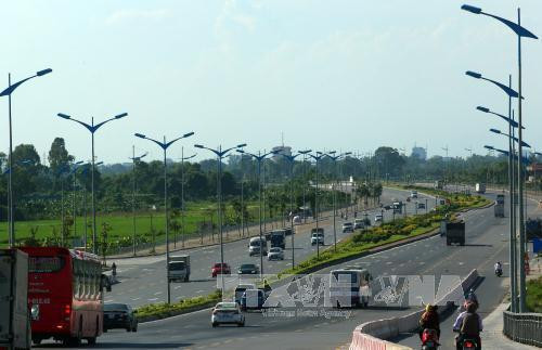 Đường Trường Sa bắt đầu từ ngã tư giao cắt cầu vượt đường Võ Nguyên Giáp, thôn Ngọc Chi, xã Vĩnh Ngọc, huyện Đông Anh đến chân cầu Đông Trù, xã Đông Hội, huyện Đông Anh, dài 7,3 km; rộng 68 m. Ảnh: TTXVN Đường Trường Sa bắt đầu từ ngã tư giao cắt cầu vượt đường Võ Nguyên Giáp, thôn Ngọc Chi, xã Vĩnh Ngọc, huyện Đông Anh đến chân cầu Đông Trù, xã Đông Hội, huyện Đông Anh, dài 7,3 km; rộng 68 m. Ảnh: TTXVN