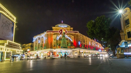 Trung tâm thương mại Tràng Tiền Plaza lộng lẫy dưới ánh đèn màu chờ đón Giáng sinh 2016. Trung tâm thương mại Tràng Tiền Plaza lộng lẫy dưới ánh đèn màu chờ đón Giáng sinh 2016.