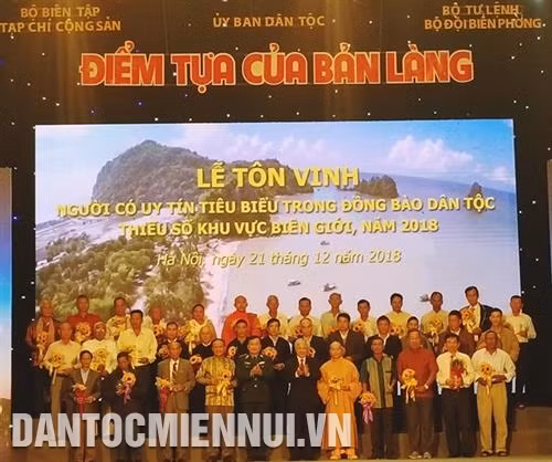 Đồng chí Đỗ Văn Chiến, Bộ trưởng, Chủ nhiệm Ủy ban Dân tộc và đồng chí Trung tướng Hoàng Xuân Chiến, Ủy viên quân ủy Trung ương, Tư lệnh Bộ đội Biên phòng chụp ảnh cùng các đại biểu là người có uy tín trong đồng bào DTTS năm 2018. Ảnh: Nam Sương