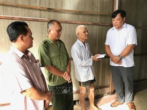 Lãnh đạo huyện Năm Căn trao tiền hỗ trợ người dân bị ảnh hưởng trong vụ sạt lở. Ảnh: Huỳnh Thế Anh-TTXVN Lãnh đạo huyện Năm Căn trao tiền hỗ trợ người dân bị ảnh hưởng trong vụ sạt lở. Ảnh: Huỳnh Thế Anh-TTXVN