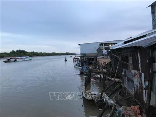 Nhiều tuyến dân cư ven sông của thị trấn Năm Căn hiện đang bị sạt lở nghiêm trọng. Ảnh: Huỳnh Thế Anh-TTXVN Nhiều tuyến dân cư ven sông của thị trấn Năm Căn hiện đang bị sạt lở nghiêm trọng. Ảnh: Huỳnh Thế Anh-TTXVN