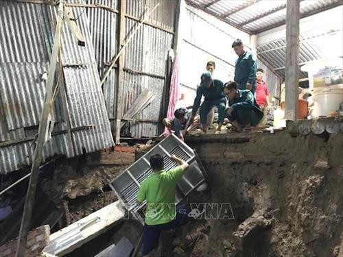 Lực lượng dân quân tự vệ tham gia giúp người dân khắc phục hậu quả trong vụ sạt lở vào ngày 10/6. Ảnh: Huỳnh Thế Anh-TTXVN Lực lượng dân quân tự vệ tham gia giúp người dân khắc phục hậu quả trong vụ sạt lở vào ngày 10/6. Ảnh: Huỳnh Thế Anh-TTXVN