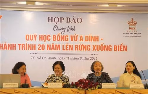 Ban Điều hành Quỹ học bổng Vừ A Dính thông tin về hoạt động của Quỹ. Ảnh: Xuân Dự - TTXVN
