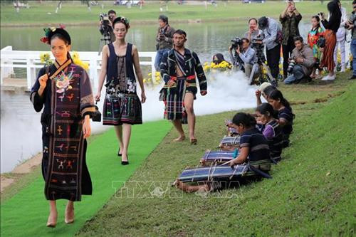 Trình diễn thời trang Tơ lụa Bảo Lộc và Thổ cẩm Lâm Đồng. Ảnh: Chu Quốc Hùng - TTXVN