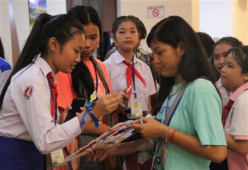 Thiếu nhi Việt Nam, Lào, Campuchia trao đổi thông tin liên lạc tại trại hè. Ảnh: Xuân Dự - TTXVN Thiếu nhi Việt Nam, Lào, Campuchia trao đổi thông tin liên lạc tại trại hè. Ảnh: Xuân Dự - TTXVN