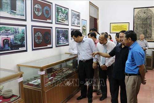 Khách tham quan gian trưng bày. Ảnh: Ninh Đức Phương - TTXVN