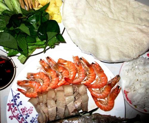 Bánh tráng phơi sương cuốn tôm thịt. Bánh tráng phơi sương cuốn tôm thịt.