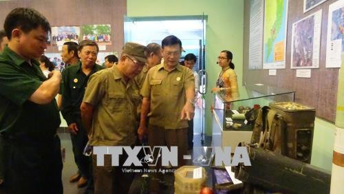 Khách tham quan triển lãm. Ảnh: Gia Thuận - TTXVN Khách tham quan triển lãm. Ảnh: Gia Thuận - TTXVN