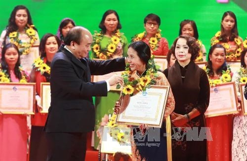 Thủ tướng Nguyễn Xuân Phúc trao tặng Bằng khen của Hội LHPN Việt Nam cho các phụ nữ điển hình tiên tiến. Ảnh: TTXVN