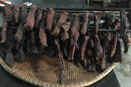 Vị thịt đậm đà hòa quyện với khói đốt từ thân cây cà phê vẫn được một số địa phương lưu truyền như một món ăn truyền thống. Ảnh: Hồng Điệp – TTXVN Vị thịt đậm đà hòa quyện với khói đốt từ thân cây cà phê vẫn được một số địa phương lưu truyền như một món ăn truyền thống. Ảnh: Hồng Điệp – TTXVN