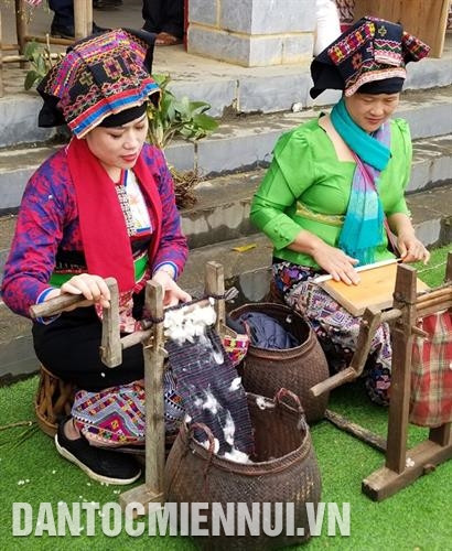 Người phụ nữ Lào đang thực hiện công đoạn tách hạt bông. Ảnh: Hoàng Tâm Người phụ nữ Lào đang thực hiện công đoạn tách hạt bông. Ảnh: Hoàng Tâm