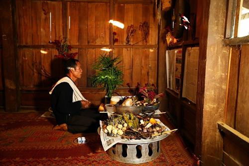 Thầy cúng làm lễ mời tổ tiên, thần linh. Ảnh: Phan Tuấn Anh - TTXVN Thầy cúng làm lễ mời tổ tiên, thần linh. Ảnh: Phan Tuấn Anh - TTXVN