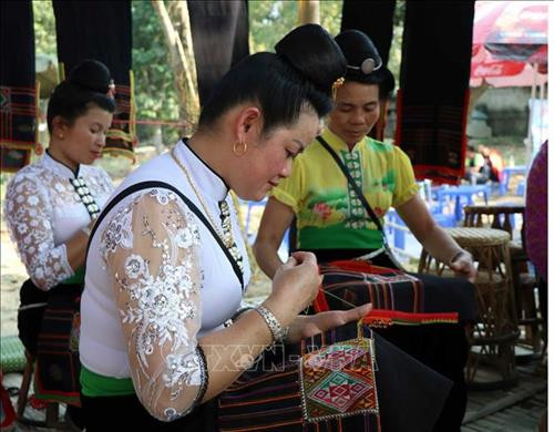 Sức hút và tạo nên giá trị của trang phục truyền thống phụ nữ Thái là ở sắc màu bắt mắt, các họa tiết, hoa văn được thêu thùa khéo léo dưới bàn tay và óc thẩm mỹ của người phụ nữ Thái. Ảnh: Xuân Tiến - TTXVN Sức hút và tạo nên giá trị của trang phục truyền thống phụ nữ Thái là ở sắc màu bắt mắt, các họa tiết, hoa văn được thêu thùa khéo léo dưới bàn tay và óc thẩm mỹ của người phụ nữ Thái. Ảnh: Xuân Tiến - TTXVN