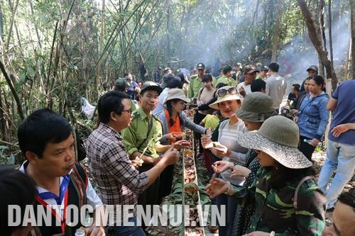 Nướng gà, cơm lam để dâng cúng thần rừng theo đúng phong tục của người Jrai ở Tây Nguyên. Ảnh: Hồng Điệp Già làng Siu Tới - người làng Ograng, xã Ia Pếch, huyện Ia Grai (Gia Lai) cùng đồng bào, dân quân tự vệ, lực lượng kiểm lâm thực hiện nghi lễ cúng rừng. Ảnh: Hồng Điệp Sau lễ cúng rừng, người Jrai tập trung ăn uống theo phong tục truyền thống. Ảnh: Hồng Điệp Nướng gà, cơm lam để dâng cúng thần rừng theo đúng phong tục của người Jrai ở Tây Nguyên. Ảnh: Hồng Điệp Già làng Siu Tới - người làng Ograng, xã Ia Pếch, huyện Ia Grai (Gia Lai) cùng đồng bào, dân quân tự vệ, lực lượng kiểm lâm thực hiện nghi lễ cúng rừng. Ảnh: Hồng Điệp Sau lễ cúng rừng, người Jrai tập trung ăn uống theo phong tục truyền thống. Ảnh: Hồng Điệp