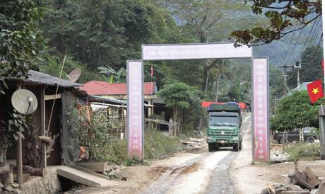 Xe tải trọng chở quặng chạy suốt ngày đêm gây ảnh hưởng đến cuộc sống của người dân xã Minh Sơn. Ảnh: baohagiang.vn Xe tải trọng chở quặng chạy suốt ngày đêm gây ảnh hưởng đến cuộc sống của người dân xã Minh Sơn. Ảnh: baohagiang.vn