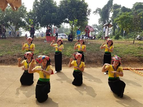 Sau lễ cúng, mọi người cùng thưởng thức những tiết mục văn nghệ đặc sắc của đồng bào dân tộc Thái. Ảnh: Hoàng Tâm