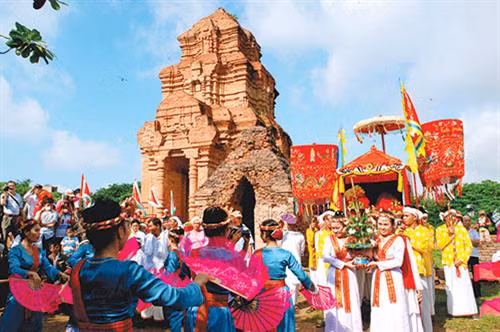 Lễ hội Katê tại tháp Pô Sah Inư (Bình Thuận). Ảnh: baobinhthuan.com.vn