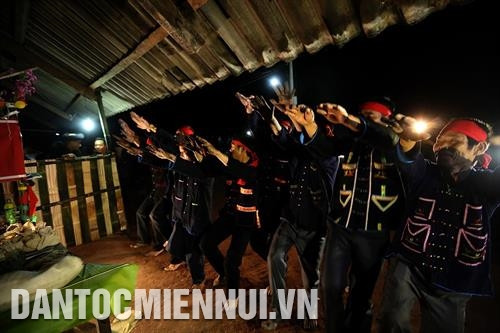 Lễ nhảy lửa của người Dao đỏ được tổ chức trên một khoảng sân rộng, tại bản Huổi Sâu, xã Pa Tần, huyện Nậm Pồ. Ảnh: Phan Tuấn Anh Bát than hồng được đặt lên bàn thờ xin thần Lửa ban phép. Ảnh: Phan Tuấn Anh Thầy cúng khấn xin thần Lửa cho các trai bản được tham gia lễ nhảy lửa. Ảnh: Phan Tuấn Anh Trước khi nhảy lửa, người Dao đỏ tổ chức ca hát, nhảy múa. Ảnh: Phan Tuấn Anh Lễ nhảy lửa của người Dao đỏ được tổ chức trên một khoảng sân rộng, tại bản Huổi Sâu, xã Pa Tần, huyện Nậm Pồ. Ảnh: Phan Tuấn Anh Bát than hồng được đặt lên bàn thờ xin thần Lửa ban phép. Ảnh: Phan Tuấn Anh Thầy cúng khấn xin thần Lửa cho các trai bản được tham gia lễ nhảy lửa. Ảnh: Phan Tuấn Anh Trước khi nhảy lửa, người Dao đỏ tổ chức ca hát, nhảy múa. Ảnh: Phan Tuấn Anh